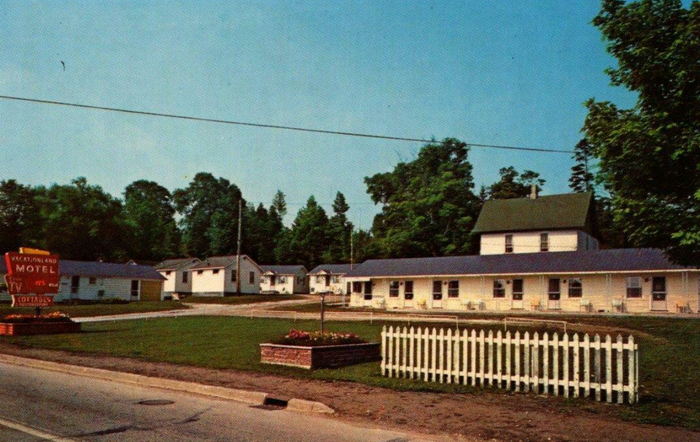 Budget Host Inn (Cloverland Court Motel, Cloverland Motel) - Old Postcard View (newer photo)